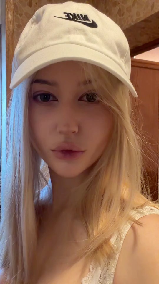 Blondie from Ukraine — online on MiramiChat